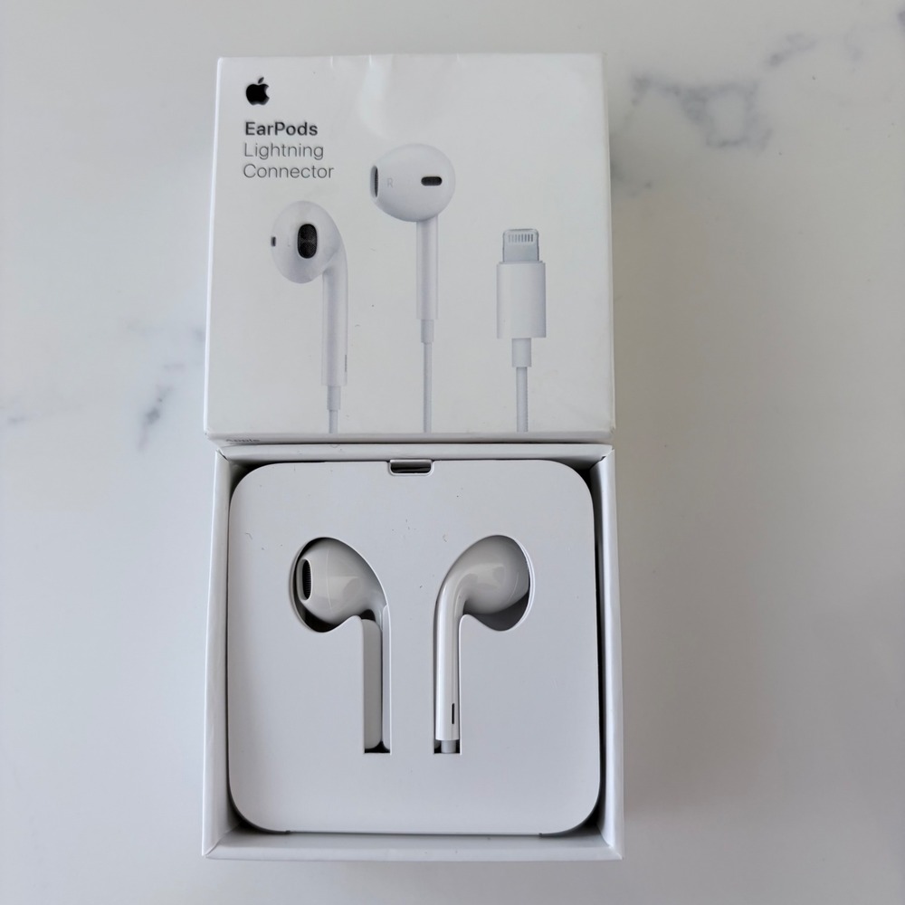 Apple EarPods with Lightning Connector White Model A1748 MMTN2AM/A Wired Earbuds